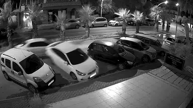 Otomobiliyle park halindeki 4 araca çarpıp, yoluna devam etti