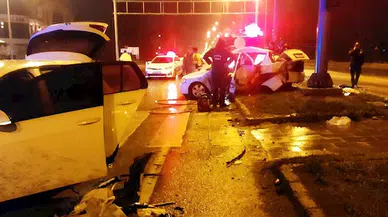 Erzurum'da, 2 otomobil çarpıştı: 3 ölü, 5 yaralı