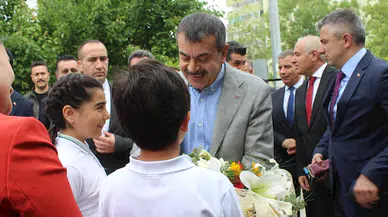 Bakan Tekin, 'Dünya Oyun Oynama Günü'nde çocuklarla oyun oynadı