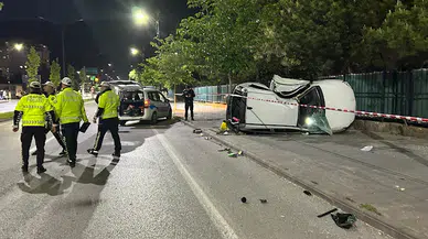 Sivas'ta aydınlatma direğine çarpan otomobilin sürücüsü öldü