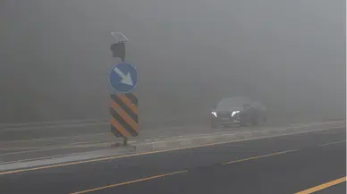 D-100 kara yolunun Bolu Dağı geçişinde sis görüş mesafesini düşürdü