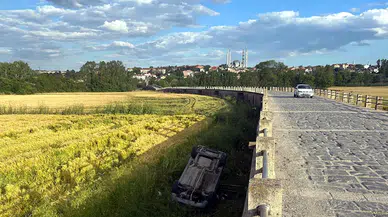 Edirne'de tarihi köprüden tarlaya düşen hafif ticari aracın şoförü 308 promil alkollü çıktı