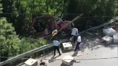 İstanbul-Sarıyer'de kontrolden çıkan kamyon evin bahçesine uçtu: 2 yaralı