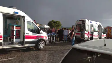 Karşı şeride geçip devrilen kamyon, işçi servisiyle çarpıştı: 14 yaralı 