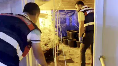 Yazlık evin çatısını iklimlendirme sistemli uyuşturucu imalathanesine çevirmiş