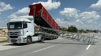 Açık kalan TIR'ın dorsesinin devirdiği EDS sistemi, minibüsün üzerine düştü: 1 ölü