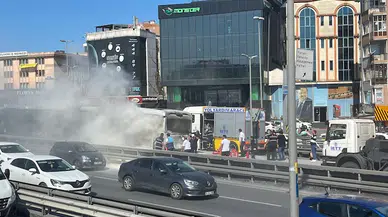 İstanbul - Küçükçekmece'de metrobüs yangını-1