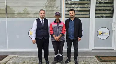 Düzce'de temizlik işçisi parkta bulduğu cep telefonunu sahibine ulaştırdı