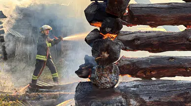 Odunlukta çıkan yangın, ahır ve samanlığa sıçradı