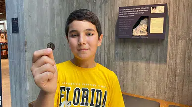 10 yaşındaki Onur, Türkiye'nin bilinen en küçük tarihi eser bağışçısı oldu