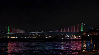 İstanbul- İstanbul'da köprüler Azerbaycan bayrağının renkleri ile ışıklandırıldı