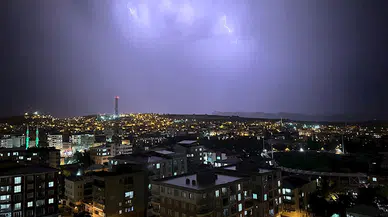 Siirt’te şimşekler geceyi aydınlattı