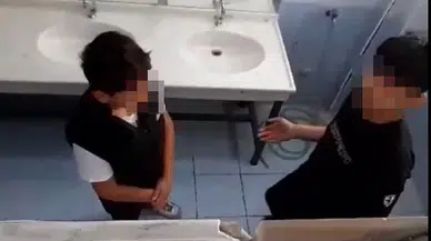 3 öğrenci, okul arkadaşlarını tuvalette darbedip görüntü çekti