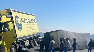 Anadolu Otoyolu'nda tıra bağlı römorkun devrilmesi ulaşımı aksattı