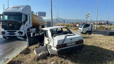 TIR'la otomobil çarpıştı: 3 yaralı