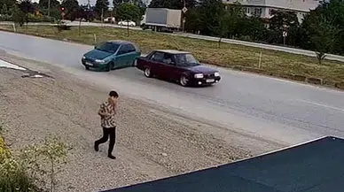 Otomobilin altında kalmaktan son anda kurtuldu