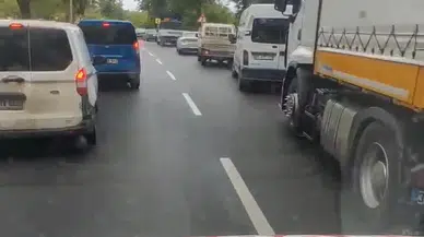 Adana'da hasta taşıyan ambulansa sürücüler fermuar sistemiyle yol verdi 