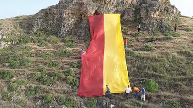 Taraftarlar, tepeye 500 metrekarelik Galatasaray bayrağı astı
