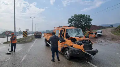 Sinop'ta kamyonetle tır çarpıştı, 3 kişi yaralandı