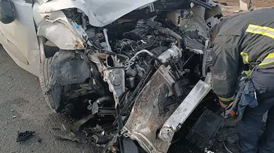 TIR ile hafif ticari aracın kafa kafaya çarpıştığı kazada 3 kişi yaralandı