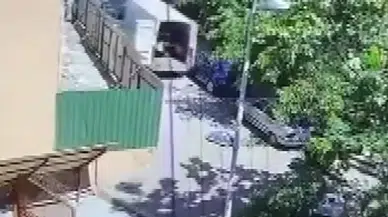 İstanbul - Beşiktaş'ta yokuşta kayan minibüs ağaçlık alana daldı; o anlar kamerada