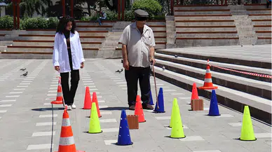 Vatandaşlar hazırlanan parkurda görme engellilerin yaşadıkları zorlukları deneyimledi