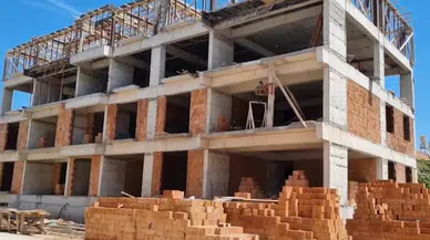 Çorum'da işçinin inşattan düşme anı kameraya yansıdı