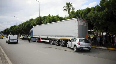 Otomobiliyle park halindeki TIR'a çarpan sürücü yaralandı
