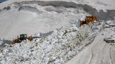 Van'da 3 bin 200 rakımlı yayla yolunda karla mücadele