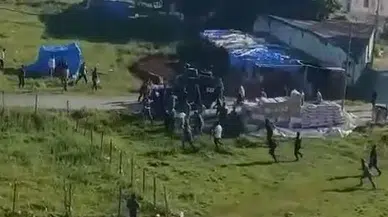 İstanbul - Arnavutköy’de kaçak yapıların yıkımında arbede-1