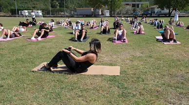 Öğrenciler açık havada yoga yaptı