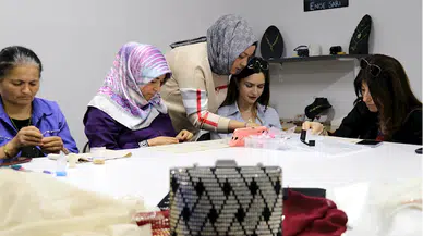Amasya'da kurslara katılan kadınlar hem meslek öğreniyor hem para kazanıyor
