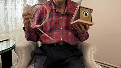 Anıtkabir'deki bayrak direğinin ipini üreten Güner Coşkuncan, 42 yıl sonra o dönemi gözyaşlarıyla anlattı