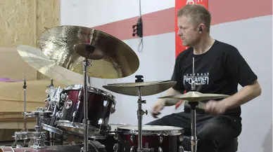 Norveçli müzisyen Aalberg, Samsun'da üretilen bateri zillerini yerinde test etti