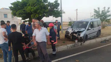 Mardin’de refüje çarpan hafif ticari araçtaki 2 kişi yaralandı