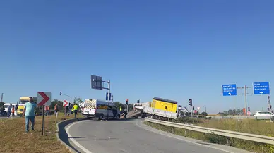 Kamyonet, kırmızı ışıkta bekleyen 2 işçi servisine çarptı: 18 yaralı