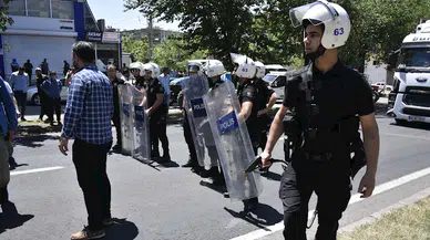 Şanlıurfa'da çiftçiler elektrik kesintilerini protesto için yol kapattı