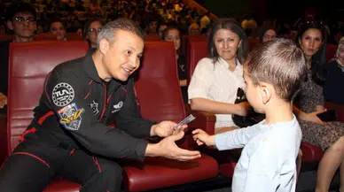 Türkiye'nin ilk astronotu Alper Gezeravcı, Bursa'da öğrencilerle buluştu (2)