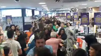 Adana'da kozmetik mağazasında 'indirim' izdihamı; o anlar kamerada