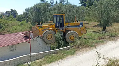 Hatay’da hızını alamayan kepçe işyerine daldı