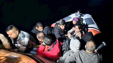 Sürüklenen lastik bottaki 11 kaçak göçmen kurtarıldı