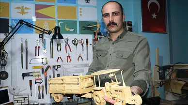 Atık ahşaplardan ürettiği maketlerle geçmişi yaşatıyor