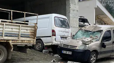 Artvin'de inşaattan düşen tuğlalar otomobile zarar verdi