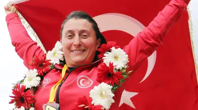 Rusya'da atlı okçulukta dünya şampiyonu olan Melek öğretmen, Erzurum'da coşkuyla karşılandı