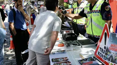 Trabzon'da vatandaşlar emniyet kemerinin önemini simülatör araçla deneyimledi