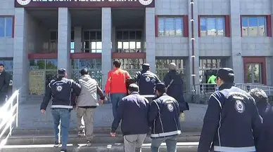 Erzurum'da 17 düzensiz göçmen yakalandı, 3 göçmen kaçakçısı tutuklandı