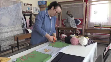 Artvin'de kursiyerler söküntü ip ve atık kumaşları kilime dönüştürüyor