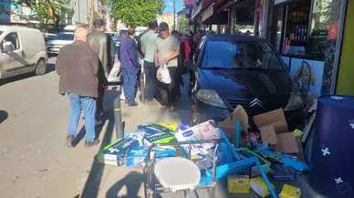 Otomobil, kaldırıma çıkıp dükkanlara çarptı; iş yeri sahipleri son anda kurtuldu