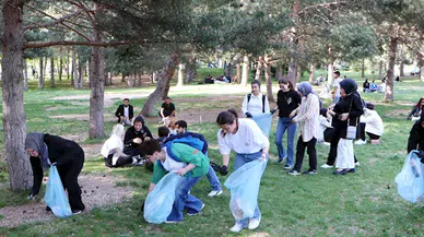 Öğrenciler kampüste 10 römork çöp topladı