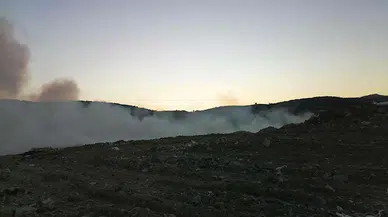 Foça'da eski çöp döküm alanında çıkan yangın makiye sıçradı (2)